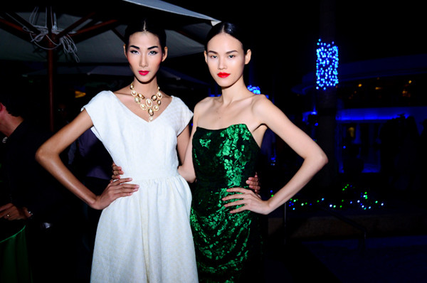 Hoàng Thùy và Tuyết Lan với vóc dáng thanh mảnh. Hoàng Thùy và Tuyết Lan với vóc dáng thanh mảnh.