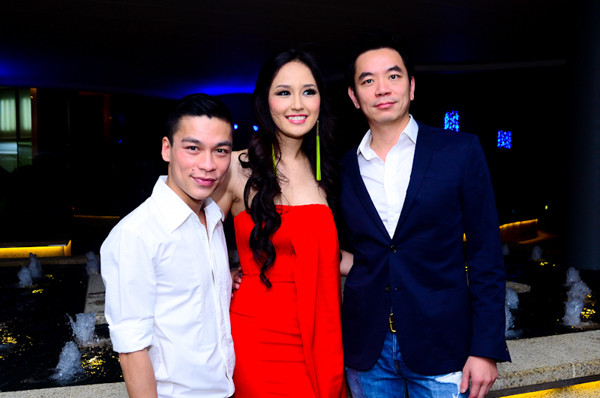 Mai Phương Thúy rạng rỡ bên bạn trai và nhà thiết kế Adrian Anh Tuấn. Mai Phương Thúy rạng rỡ bên bạn trai và nhà thiết kế Adrian Anh Tuấn.