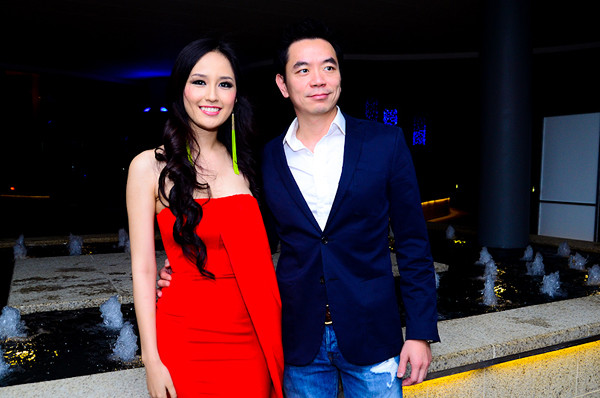 Tối qua (16/12), cặp đôi bất ngờ tay trong tay đến chúc mừng nhà thiết kế Adrian Anh Tuấn nhân dịp anh ra mắt bộ sưu tập thời trang mới tại TP HCM. Cả hai không ngần ngại ôm eo trước ống kính. Tối qua (16/12), cặp đôi bất ngờ tay trong tay đến chúc mừng nhà thiết kế Adrian Anh Tuấn nhân dịp anh ra mắt bộ sưu tập thời trang mới tại TP HCM. Cả hai không ngần ngại ôm eo trước ống kính.