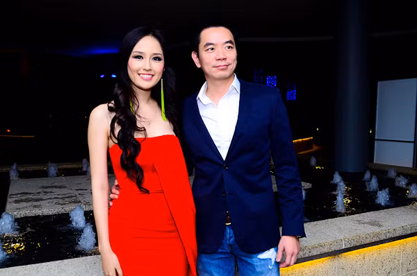 Tối qua (16/12), cặp đôi bất ngờ tay trong tay đến chúc mừng nhà thiết kế Adrian Anh Tuấn nhân dịp anh ra mắt bộ sưu tập thời trang mới tại TP HCM. Cả hai không ngần ngại ôm eo trước ống kính.