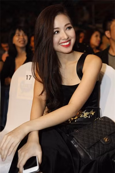 Hotgirl Tâm tít rạng ngời khi diện váy ton-sur-ton với màu túi. Với chiếc váy này của Tâm, bạn gái có phần bắp tay to, thô, tay gầy guộc, phần cổ trơ xương, không nên diện.