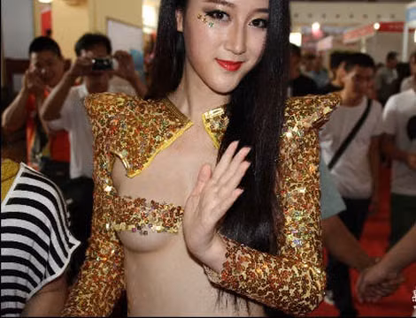 Ngô Hy Nhi được mọi người biết đến với biệt danh “em gái” của Can Lộ Lộ. Cô có nhiều chiêu trò sốc hơn đàn chị để ganh đua vị trí.