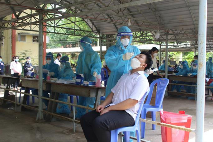 Huyện Tân Hưng, tỉnh Long An xét nghiệm Covid-19 cho giáo viên trước khi bắt đầu dạy học (Ảnh: nld.com.vn) Huyện Tân Hưng, tỉnh Long An xét nghiệm Covid-19 cho giáo viên trước khi bắt đầu dạy học (Ảnh: nld.com.vn)