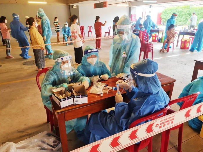 Sinh viên Trường Đại học Nguyễn Tất Thành tích cực tham gia hỗ trợ chống dịch (ảnh minh họa: NTCC) Sinh viên Trường Đại học Nguyễn Tất Thành tích cực tham gia hỗ trợ chống dịch (ảnh minh họa: NTCC)