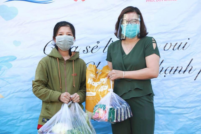 Đại diện Trường HUFI trao quà hỗ trợ cho sinh viên khó khăn (ảnh: NTCC) Đại diện Trường HUFI trao quà hỗ trợ cho sinh viên khó khăn (ảnh: NTCC)