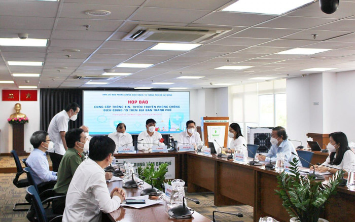 Buổi họp báo thông tin về tình hình dịch Covid-19 tại Thành phố Hồ Chí Minh sáng ngày 30/9 (ảnh: P.L)