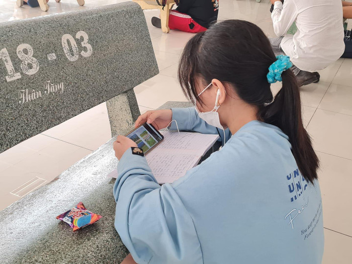 Một học sinh đang học trực tuyến tại lớp học dã chiến ở chung cư (ảnh: P.L) Một học sinh đang học trực tuyến tại lớp học dã chiến ở chung cư (ảnh: P.L)