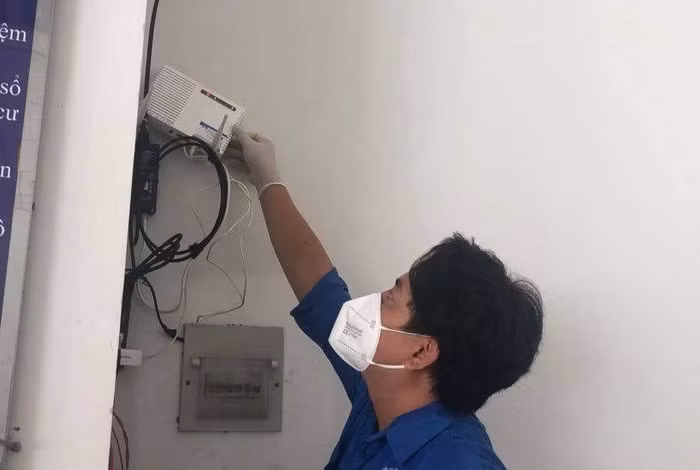 Ông Bùi Trường Giang kiểm tra lại hệ thống wifi của lớp học, sẵn sàng phục vụ học sinh (ảnh: P.L)