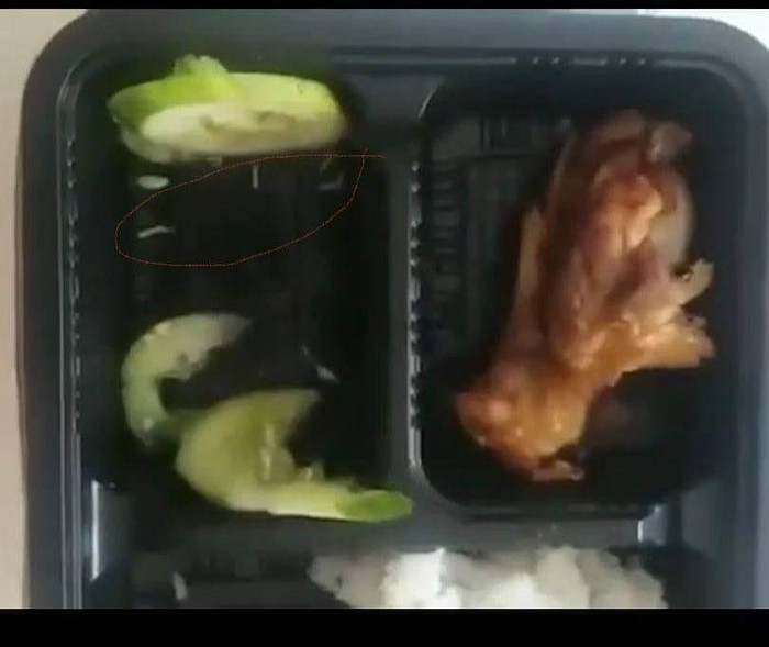 Suất ăn có sâu mà điều dưỡng Đoàn phản ánh (ảnh chụp qua video clip)