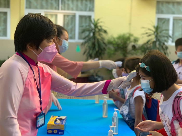 Học sinh được đo thân nhiệt trước khi bước vào trường (ảnh minh họa: P.N)