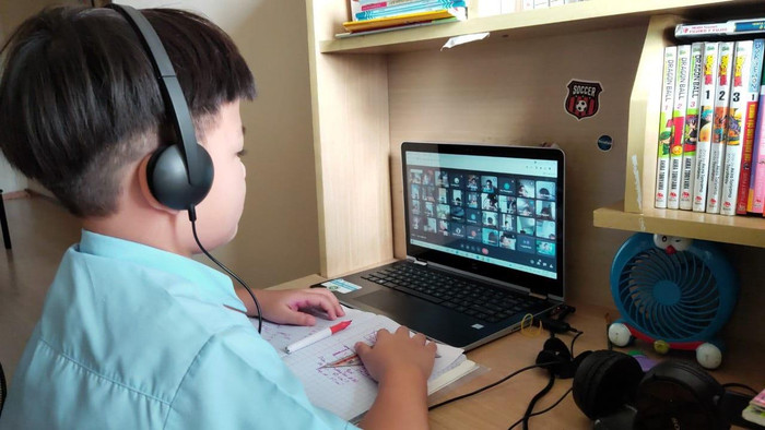 Học sinh tiểu học Thành phố Hồ Chí Minh học trực tuyến trên internet (ảnh minh họa: P.N) Học sinh tiểu học Thành phố Hồ Chí Minh học trực tuyến trên internet (ảnh minh họa: P.N)