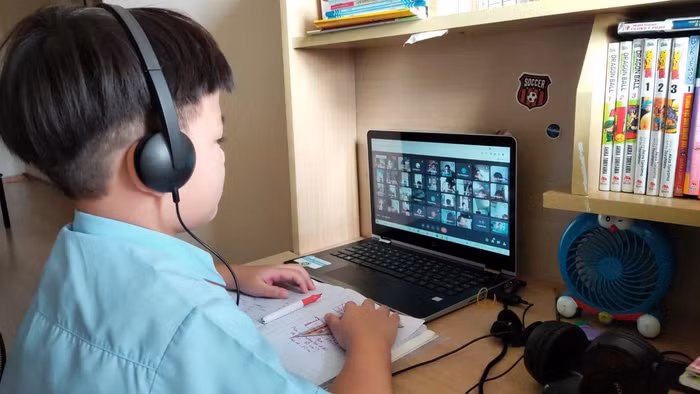 Học sinh tiểu học Thành phố Hồ Chí Minh học trực tuyến trên internet (ảnh minh họa: P.N)