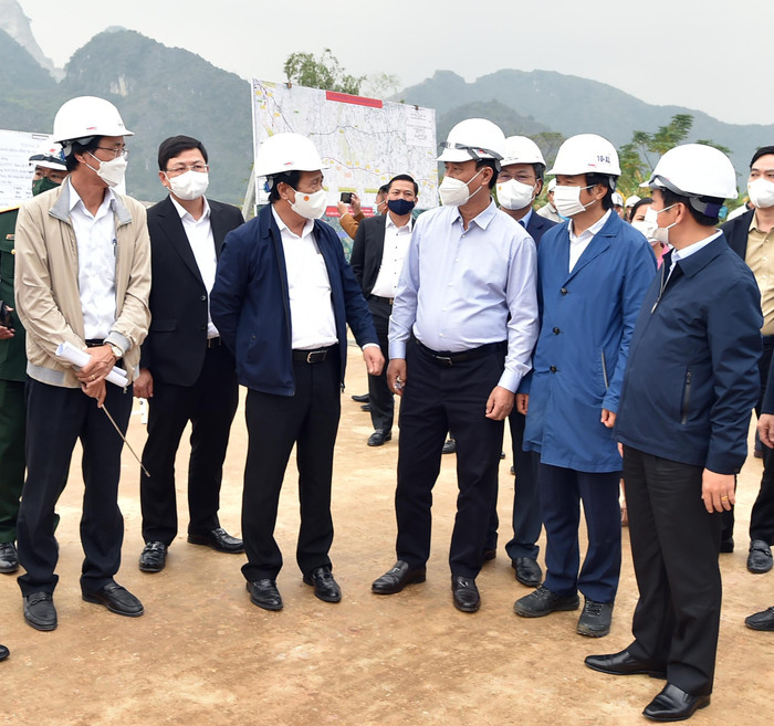 Phó Thủ tướng Lê Văn Thành kiểm tra hiện trường dự án Mai Sơn-Quốc lộ 45 (Thanh Hóa) - Ảnh VGP/Đức Tuân Phó Thủ tướng Lê Văn Thành kiểm tra hiện trường dự án Mai Sơn-Quốc lộ 45 (Thanh Hóa) - Ảnh VGP/Đức Tuân