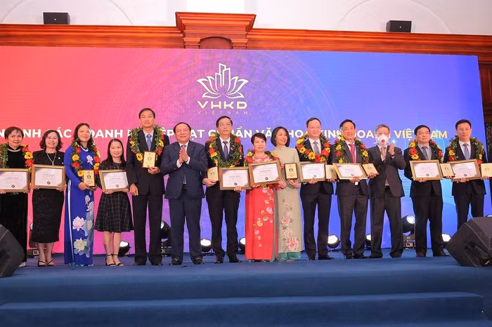 Petrovietnam được tôn vinh là “Doanh nghiệp đạt chuẩn văn hóa kinh doanh Việt Nam”.