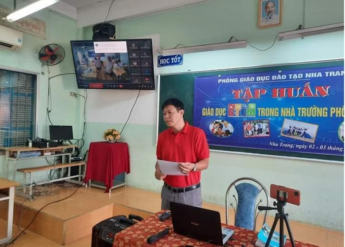 Thầy Phạm Vũ Thanh An, giáo viên trường Trung học cơ sở Võ Văn Ký đang dạy trực tuyến minh họa STEM trong chủ đề “Chế tạo kính hiển vi từ điện thoại thông minh". (Ảnh: CTV) Thầy Phạm Vũ Thanh An, giáo viên trường Trung học cơ sở Võ Văn Ký đang dạy trực tuyến minh họa STEM trong chủ đề “Chế tạo kính hiển vi từ điện thoại thông minh". (Ảnh: CTV)