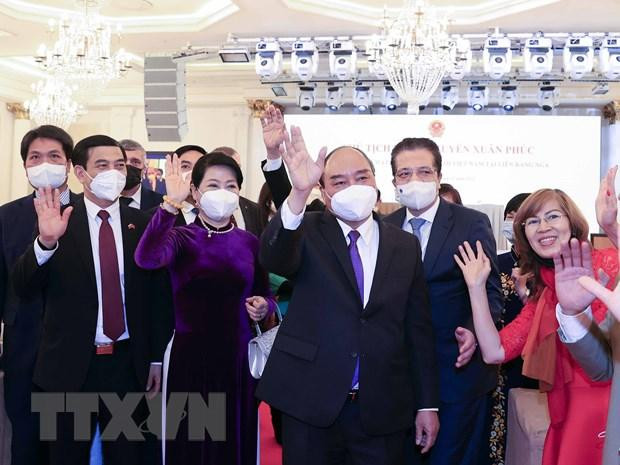 Chủ tịch nước Nguyễn Xuân Phúc với cộng đồng người Việt Nam tại Liên bang Nga. (Ảnh: Thống Nhất/TXVN)