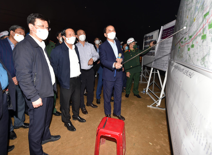 Phó Thủ tướng Lê Văn Thành kiểm tra tiến độ thi công dự án Nghi Sơn-Diễn Châu (Nghệ An) - Ảnh: VGP/Đức Tuân Phó Thủ tướng Lê Văn Thành kiểm tra tiến độ thi công dự án Nghi Sơn-Diễn Châu (Nghệ An) - Ảnh: VGP/Đức Tuân