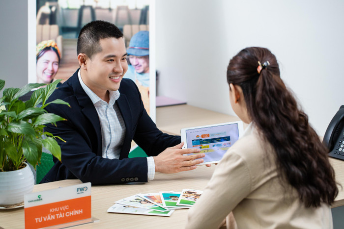 Tư vấn khách hàng về sản phẩm bảo hiểm FWD Tư vấn khách hàng về sản phẩm bảo hiểm FWD