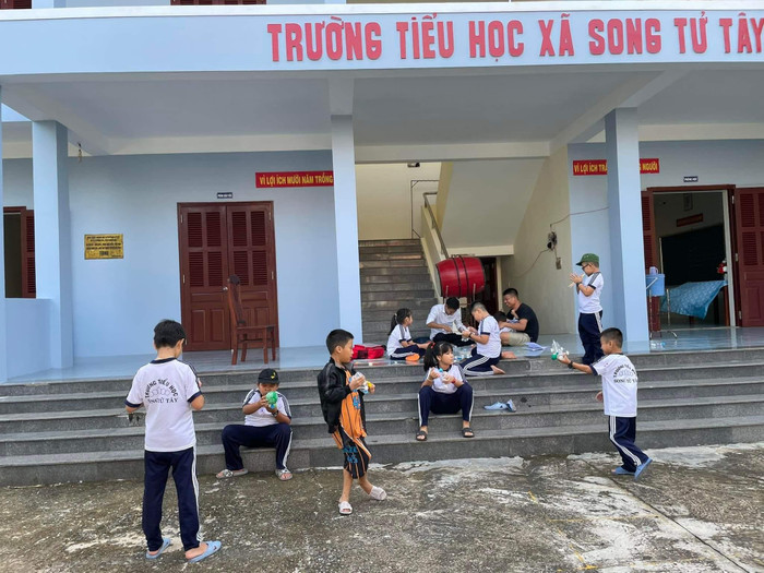 Học sinh trường Tiểu học xã Song Tử Tây say sưa tham gia hoạt động STEM (Ảnh: CTV) Học sinh trường Tiểu học xã Song Tử Tây say sưa tham gia hoạt động STEM (Ảnh: CTV)