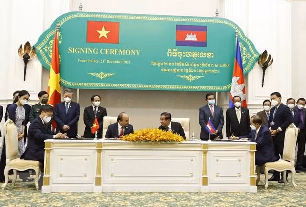 Chủ tịch nước Nguyễn Xuân Phúc và Thủ tướng Campuchia Samdech Techo Hun Sen chứng kiến lễ ký kết và trao đổi văn kiện hợp tác giữa hai nước. (Ảnh: Thống Nhất/TTXVN)