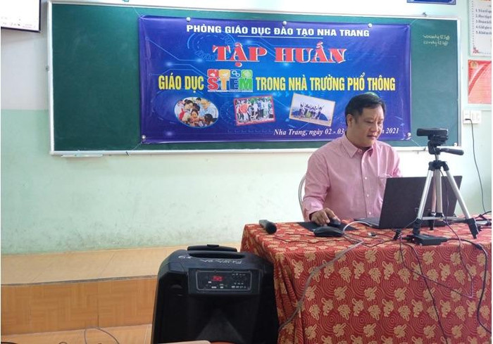 Thầy Đỗ Ngọc Tân, chuyên viên Phòng Giáo dục và Đào tạo Nha Trang giới thiệu những vấn đề cơ bản về dạy học STEM trong nhà trường phổ thông. (Ảnh: CTV) Thầy Đỗ Ngọc Tân, chuyên viên Phòng Giáo dục và Đào tạo Nha Trang giới thiệu những vấn đề cơ bản về dạy học STEM trong nhà trường phổ thông. (Ảnh: CTV)