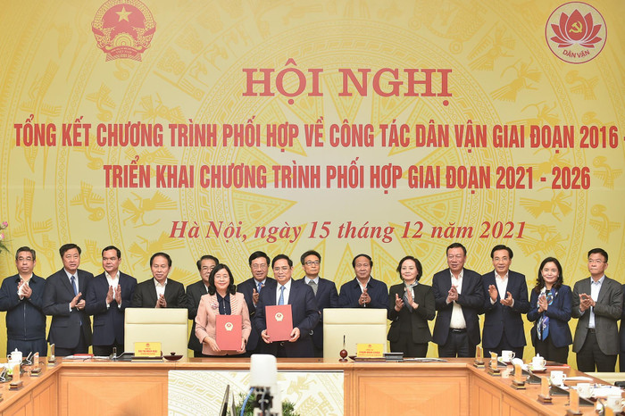 Tại hội nghị, Thủ tướng Phạm Minh Chính và Trưởng Ban Dân vận Trung ương Bùi Thị Minh Hoài đã ký kết chương trình phối hợp giữa Ban Cán sự Đảng Chính phủ và Ban Dân vận Trung ương về công tác dân vận giai đoạn 2021-2026. Ảnh: VGP/Nhật Bắc Tại hội nghị, Thủ tướng Phạm Minh Chính và Trưởng Ban Dân vận Trung ương Bùi Thị Minh Hoài đã ký kết chương trình phối hợp giữa Ban Cán sự Đảng Chính phủ và Ban Dân vận Trung ương về công tác dân vận giai đoạn 2021-2026. Ảnh: VGP/Nhật Bắc