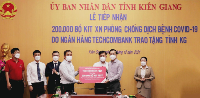 Đại diện lãnh đạo Techcombank trao tặng 200.000 bộ kit test covid 19 cho Sở Y tế tỉnh Kiên Giang Đại diện lãnh đạo Techcombank trao tặng 200.000 bộ kit test covid 19 cho Sở Y tế tỉnh Kiên Giang