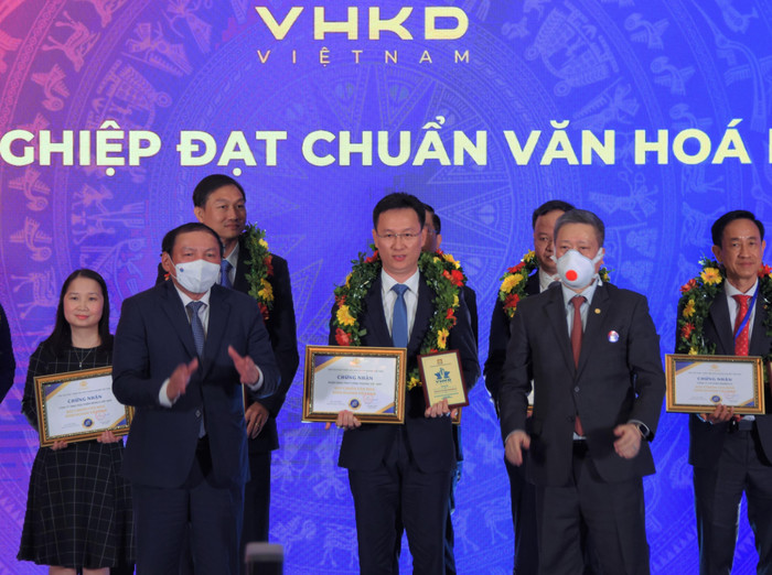 Ông Lê Thanh Tùng – Thành viên Hội đồng quản trị VietinBank đại diện doanh nghiệp nhận danh hiệu “Doanh nghiệp đạt chuẩn văn hóa kinh doanh Việt Nam” năm 2021 Ông Lê Thanh Tùng – Thành viên Hội đồng quản trị VietinBank đại diện doanh nghiệp nhận danh hiệu “Doanh nghiệp đạt chuẩn văn hóa kinh doanh Việt Nam” năm 2021