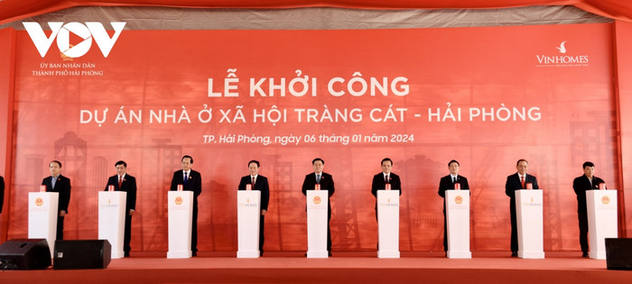 Chủ tịch Quốc hội Vương Đình Huệ và các đại biểu nhấn nút khởi công Dự án Nhà ở xã hội Happy Home.