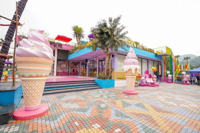 Những khối decor lớn đóng vai trò là điểm nhấn tại công trình. Ảnh: Flamingo Holdings