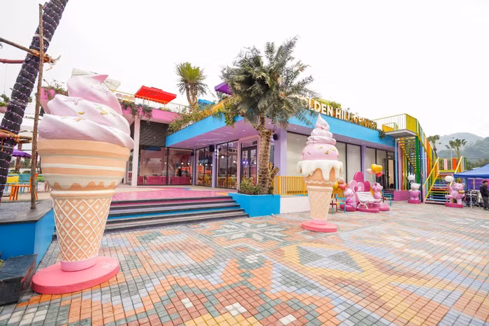 Những khối decor lớn đóng vai trò là điểm nhấn tại công trình. Ảnh: Flamingo Holdings