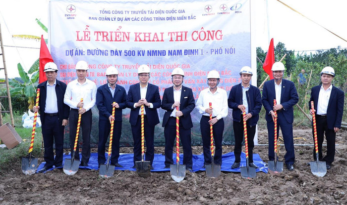Lãnh đạo EVN và EVNNPT, chính quyền địa phương, các nhà thầu thi công thực hiện nghi thức triển khai thi công Dự án đường dây 500kV mạch 3 cung đoạn Nhà máy nhiệt điện Nam Định I – Phố Nối, thuộc địa bàn tỉnh Thái Bình. Lãnh đạo EVN và EVNNPT, chính quyền địa phương, các nhà thầu thi công thực hiện nghi thức triển khai thi công Dự án đường dây 500kV mạch 3 cung đoạn Nhà máy nhiệt điện Nam Định I – Phố Nối, thuộc địa bàn tỉnh Thái Bình.