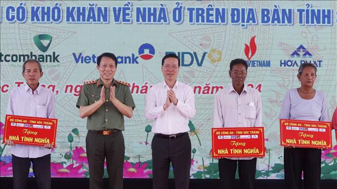 Chủ tịch nước Võ Văn Thưởng dự Lễ tổng kết Chương trình vận động, hỗ trợ xây dựng 1200 căn nhà cho người nghèo, người có hoàn cảnh khó khăn về nhà ở trên địa bàn tỉnh Sóc Trăng. (Ảnh: TTXVN) Chủ tịch nước Võ Văn Thưởng dự Lễ tổng kết Chương trình vận động, hỗ trợ xây dựng 1200 căn nhà cho người nghèo, người có hoàn cảnh khó khăn về nhà ở trên địa bàn tỉnh Sóc Trăng. (Ảnh: TTXVN)