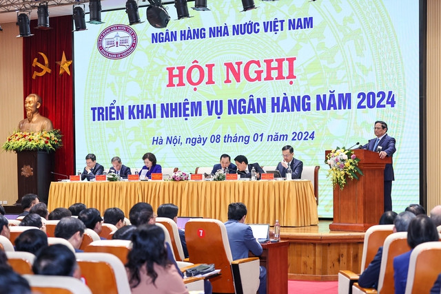 Thủ tướng hoan nghênh việc Ngân hàng Nhà nước đã có những cơ chế mới đối với việc điều hành tín dụng năm 2024 khi giao ngay hạn mức tín dụng từ 1/1 cho tất cả các tổ chức tín dụng là 15%. Ảnh: VGP/Nhật Bắc Thủ tướng hoan nghênh việc Ngân hàng Nhà nước đã có những cơ chế mới đối với việc điều hành tín dụng năm 2024 khi giao ngay hạn mức tín dụng từ 1/1 cho tất cả các tổ chức tín dụng là 15%. Ảnh: VGP/Nhật Bắc