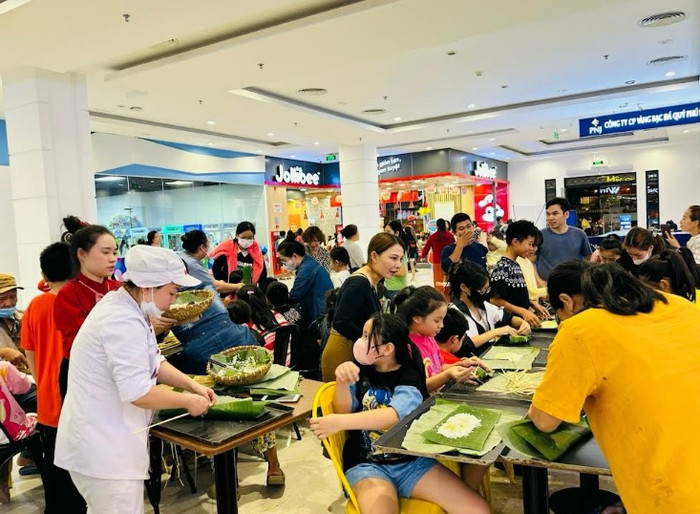 Các em nhỏ cùng phụ huynh hào hứng tham gia gói bánh chưng ngày Tết tại Vincom. Các em nhỏ cùng phụ huynh hào hứng tham gia gói bánh chưng ngày Tết tại Vincom.