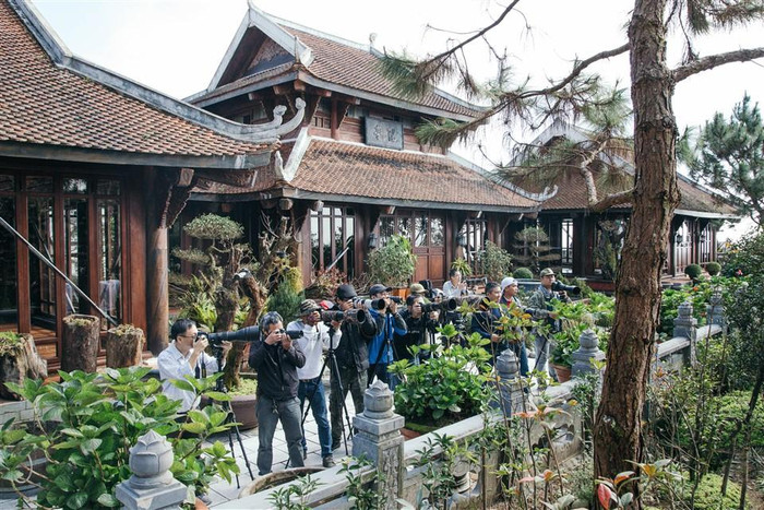 Năm nào cũng vậy, mỗi dịp xuân về, những người yêu hoa Đào chuông và giới nhiếp ảnh gia cũng không bỏ lỡ cơ hội để săn những bức hình đẹp về loài hoa biểu tượng của Bà Nà Hills. Năm nào cũng vậy, mỗi dịp xuân về, những người yêu hoa Đào chuông và giới nhiếp ảnh gia cũng không bỏ lỡ cơ hội để săn những bức hình đẹp về loài hoa biểu tượng của Bà Nà Hills.