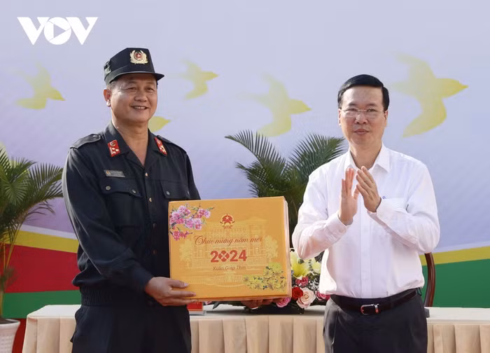 Chủ tịch nước Võ Văn Thưởng tặng quà động viên lực lượng Cảnh sát cơ động tỉnh Đồng Tháp.