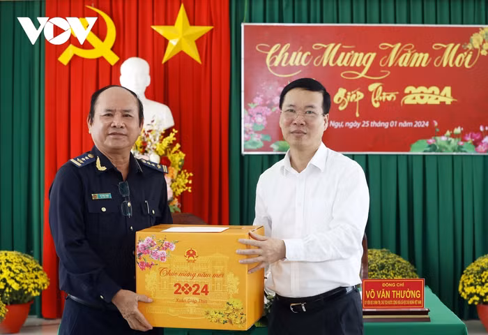 Chủ tịch nước Võ Văn Thưởng tặng quà Chi cục Hải quan cửa khẩu quốc tế Thường Phước.