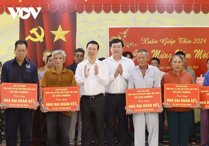 Chủ tịch nước Võ Văn Thưởng và các đơn vị chức năng trao nhà Đại đoàn kết tặng các hộ gia đình khó khăn về nhà ở.