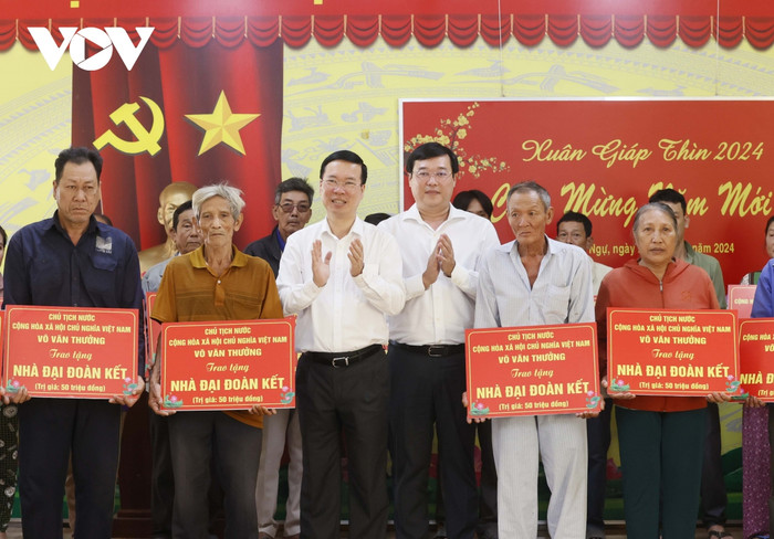 Chủ tịch nước Võ Văn Thưởng và các đơn vị chức năng trao nhà Đại đoàn kết tặng các hộ gia đình khó khăn về nhà ở.