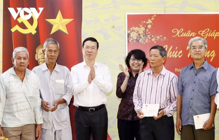 Chủ tịch nước Võ Văn Thưởng trao quà Tết tặng các hộ gia đình chính sách, hộ nghèo.