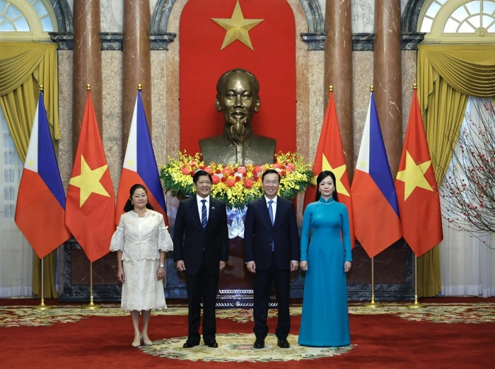 Chủ tịch nước Võ Văn Thưởng và Phu nhân cùng Tổng thống Philippines Ferdinand Romualdez Marcos Jr và Phu nhân tại lễ đón. Chủ tịch nước Võ Văn Thưởng và Phu nhân cùng Tổng thống Philippines Ferdinand Romualdez Marcos Jr và Phu nhân tại lễ đón.