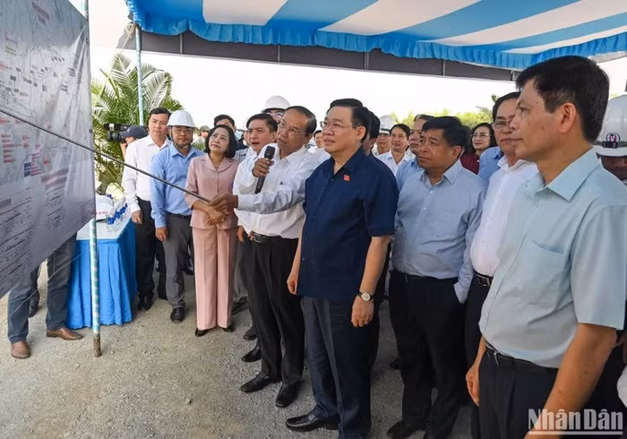 Chủ tịch Quốc hội Vương Đình Huệ nghe báo cáo về tiến độ thi công Dự án. (Ảnh: Duy Linh) Chủ tịch Quốc hội Vương Đình Huệ nghe báo cáo về tiến độ thi công Dự án. (Ảnh: Duy Linh)