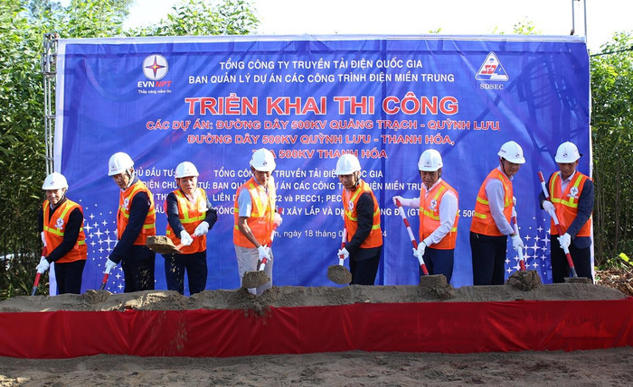 Lãnh đạo EVNNPT, chính quyền địa phương, các nhà thầu thi công thực hiện nghi thức triển khai thi công Dự án đường dây 500kV mạch 3 cung đoạn Quảng Trạch – Quỳnh Lưu – Thanh Hóa, thuộc địa bàn tỉnh Hà Tĩnh. Lãnh đạo EVNNPT, chính quyền địa phương, các nhà thầu thi công thực hiện nghi thức triển khai thi công Dự án đường dây 500kV mạch 3 cung đoạn Quảng Trạch – Quỳnh Lưu – Thanh Hóa, thuộc địa bàn tỉnh Hà Tĩnh.