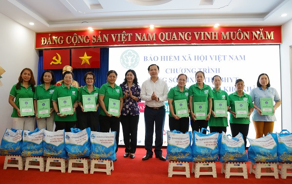 Phó Tổng Giám đốc Bảo hiểm xã hội Việt Nam Chu Mạnh Sinh trao tặng sổ bảo hiểm xã hội. Phó Tổng Giám đốc Bảo hiểm xã hội Việt Nam Chu Mạnh Sinh trao tặng sổ bảo hiểm xã hội.