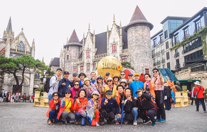 Khách đến thăm Sun World Ba Na Hills.