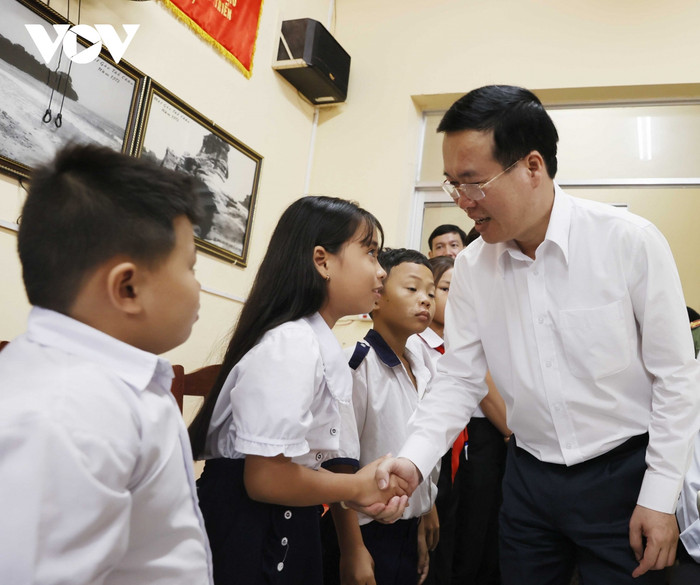 Chủ tịch nước Võ Văn Thưởng gặp gỡ, động viên các em học sinh trên xã đảo chăm ngoan, học giỏi.