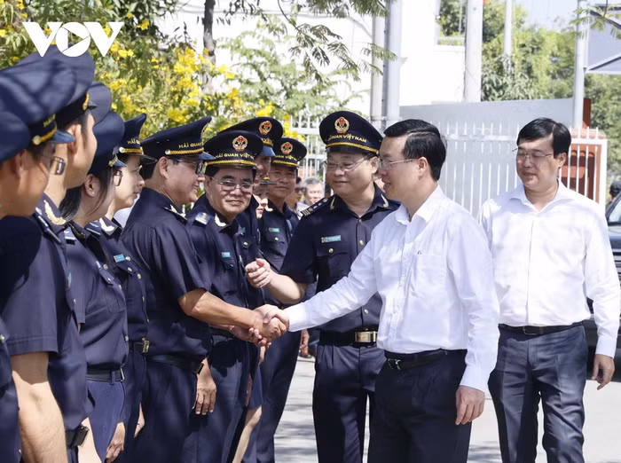 Cán bộ Chi cục Hải quan cửa khẩu quốc tế Thường Phước đón Chủ tịch nước tới thăm.