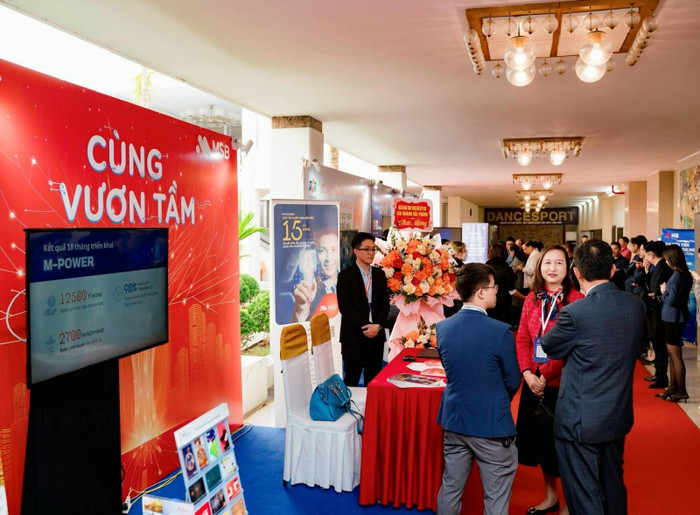 Các đại biểu tham quan gian hàng MSB Các đại biểu tham quan gian hàng MSB