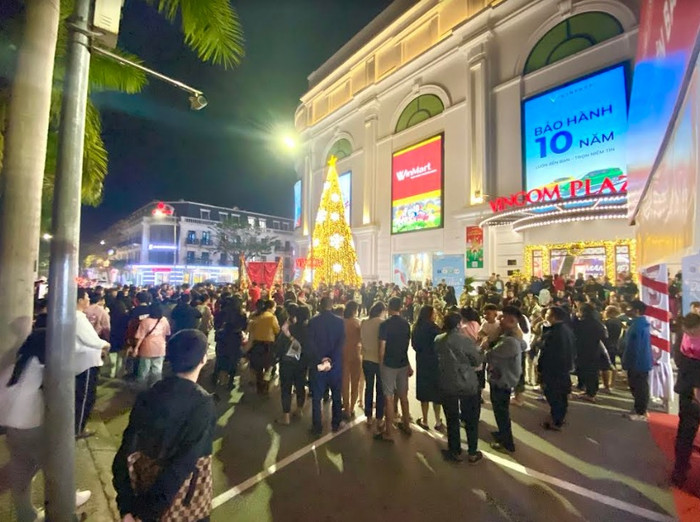 Hàng trăm nghìn người dân đổ về các trung tâm thương mại Vincom chào đón năm mới 2024. Hàng trăm nghìn người dân đổ về các trung tâm thương mại Vincom chào đón năm mới 2024.